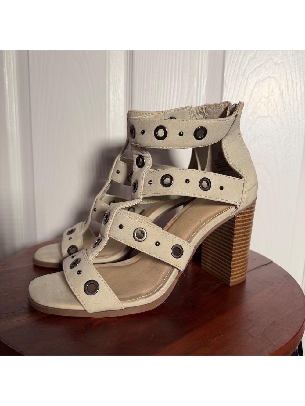 Simply Vera Vera Wang Beige Grommet Strappy Gladiator Cage Block Heel Sandals